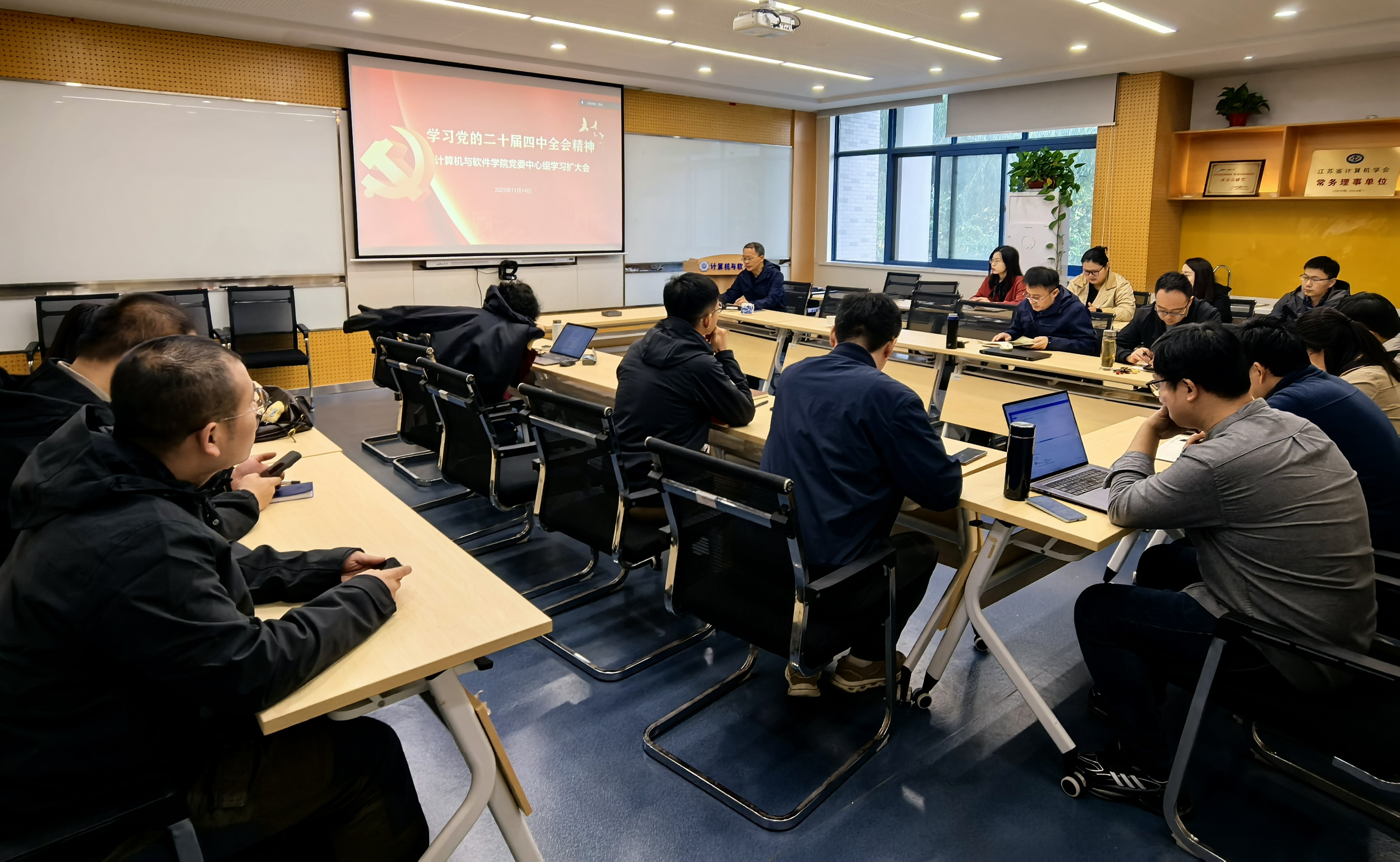 老王论坛
党委中心组召开...